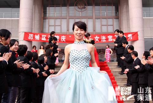 济南：女法官T型台上展风采