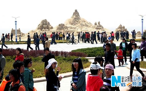 5月1日,文登市南海公园游人如织.(摄影于启波)