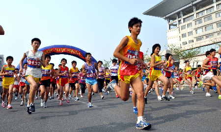 2010年“泰山冠军”中国泰山登山系列大奖赛季赛顺利举行