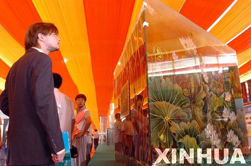 创新工艺玻璃产品亮相山东