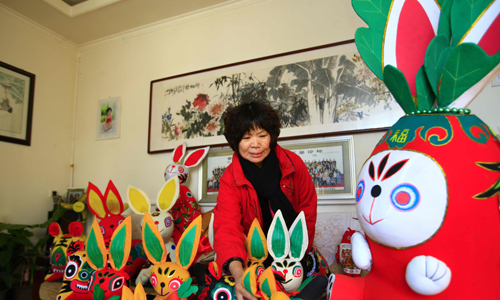 民间工艺美术师刘清华迎新春赶制布兔子