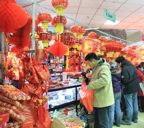 济南市年货市场红红火火<BR>