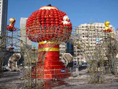 烟台街头挂起大红灯笼年味越来越浓
