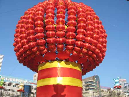 烟台街头挂起大红灯笼年味越来越浓