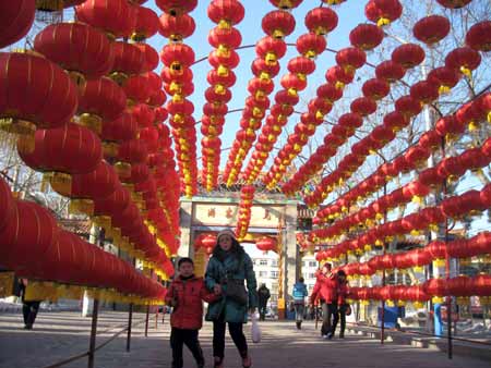 烟台街头挂起大红灯笼年味越来越浓