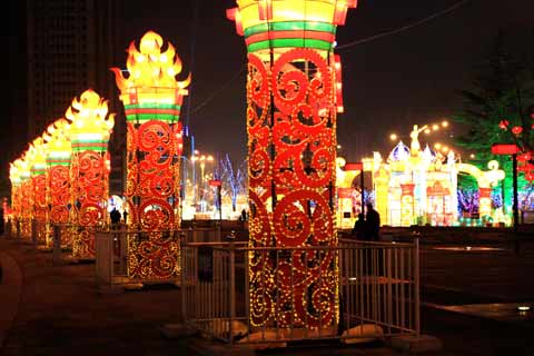 火红花灯为港城烟台春节添彩[组图]