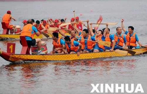 山东龙舟竞发庆端午(组图)