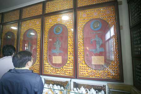 珍藏百万的毛主席像章纪念馆成为党史教育基地