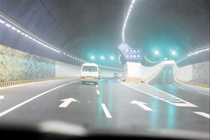 铭记历史时刻:胶州湾桥隧通车