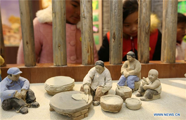 Clay sculptures about rural life exhibited in Linyi, Shandong
