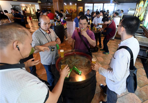 Tourists visit beer museum in Qingdao