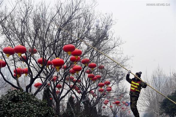 Streets decorated with red lanterns to greet Spring Festival in Liaocheng
