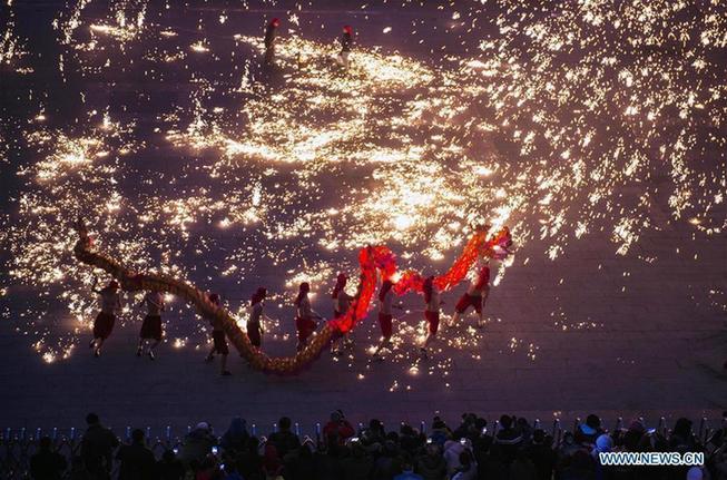 Fire dragon dance performed to welcome Spring Festival in Shandong