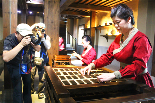 Worldwide photographers experience TCM in Shandong