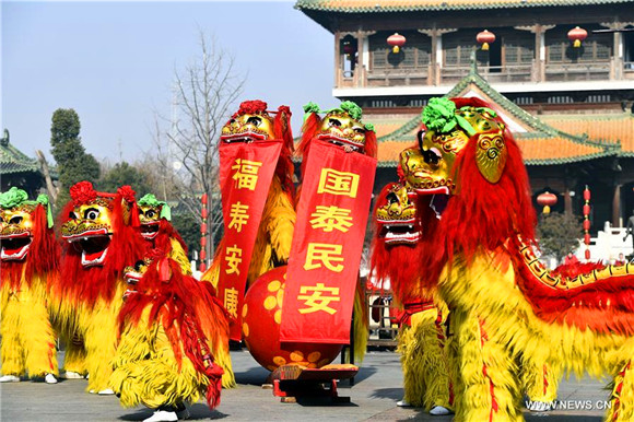 Lion dance performed in E China to greet new year