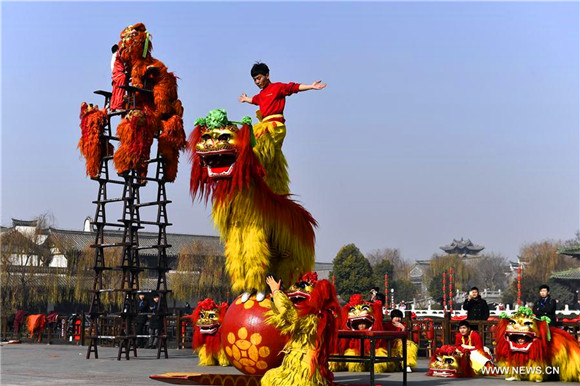 Lion dance performed in E China to greet new year