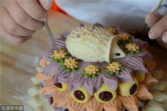Artisan makes flower cakes for Chinese New Year