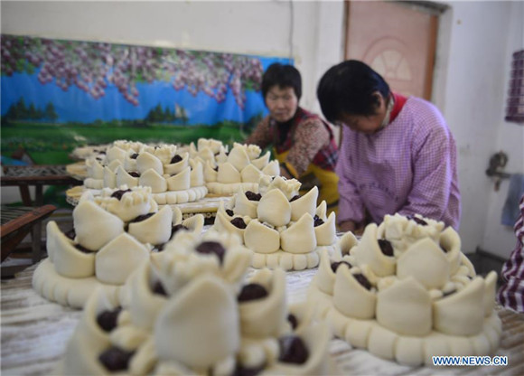 Steamed buns made to convey meaning of better life during Spring Festival