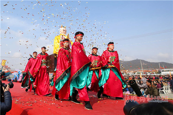 Qingdao fishermen celebrate Dragon King's birthday