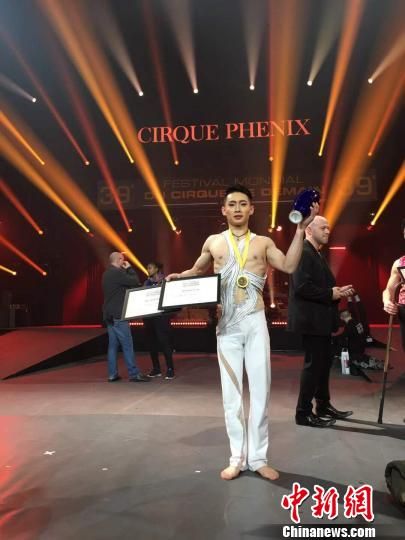 Shandong acrobat wins top award in France