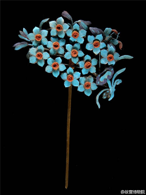 Flower hairpins brighten the spring