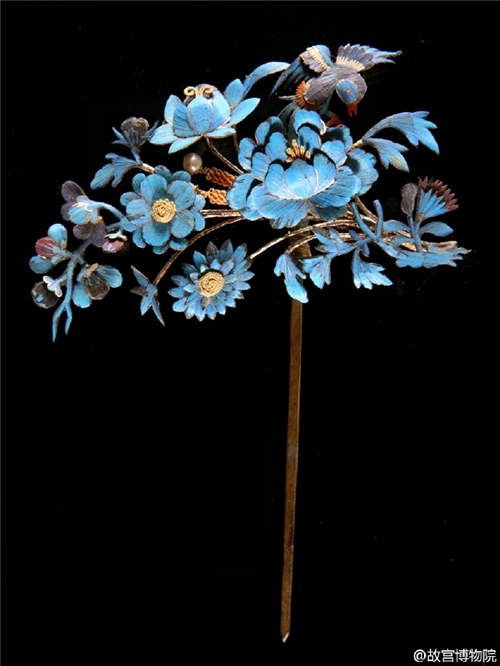 Flower hairpins brighten the spring