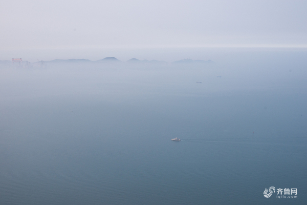 Mysterious foggy view seen in E China's Yantai