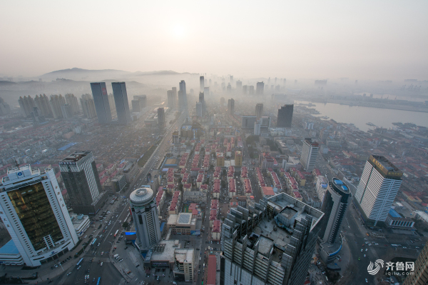 Mysterious foggy view seen in E China's Yantai