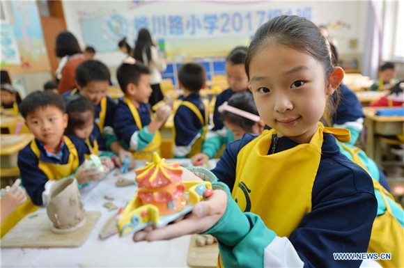 Pupils make earthenware works in Qingdao