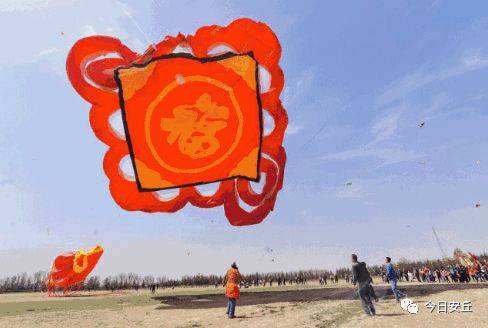 World's largest 'Chinese knot' kite flies high in Weifang
