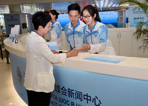 Volunteers at media center ready for SCO Qingdao Summit