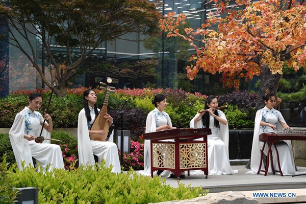 Chinese culture displayed at media center for 18th SCO Summit in Qingdao