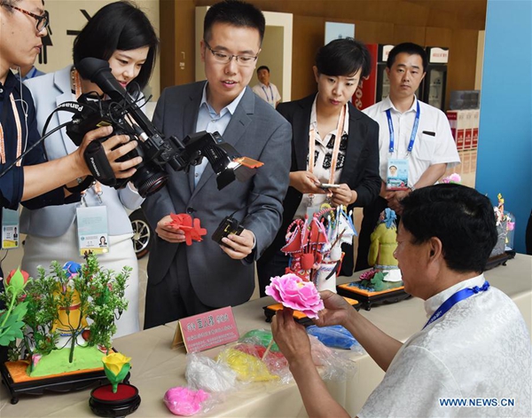 Chinese culture displayed at media center for 18th SCO Summit in Qingdao