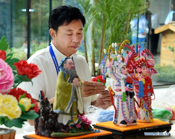 Chinese culture displayed at media center for 18th SCO Summit in Qingdao