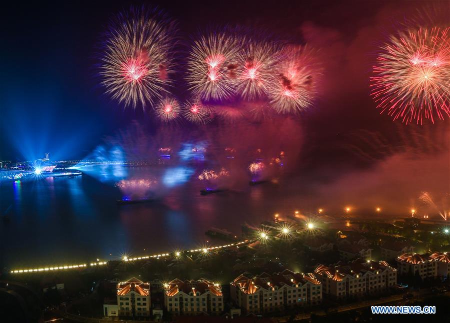 Lights and fireworks show lights up sky of Qingdao