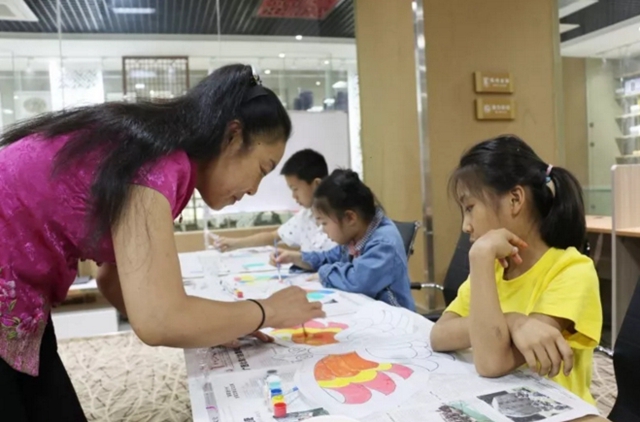 Kids learn painting kites in Shandong