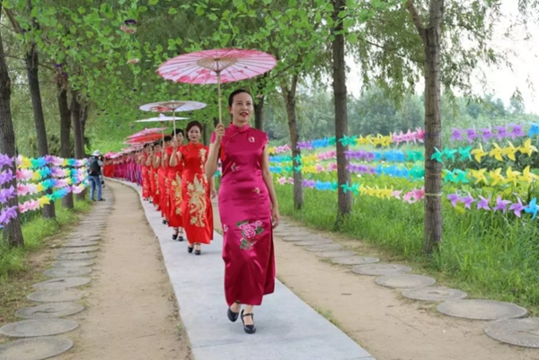 Qipao show adds color to Taierzhuang wetland park