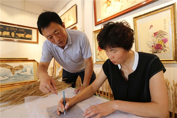 Qingdao farmer dedicated to straw painting