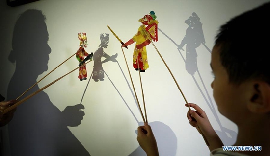 Artist presents traditional shadow puppet plays for free in Shandong