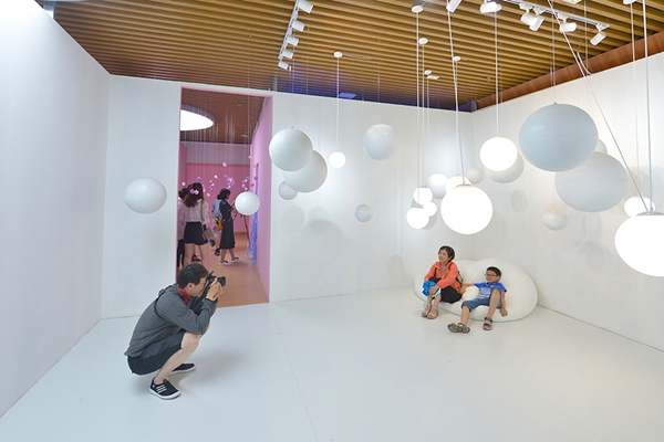 Visitors have fun at art exhibition in Qingdao