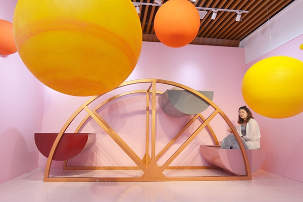 Visitors have fun at art exhibition in Qingdao