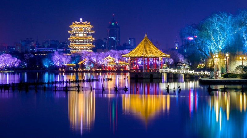 Enjoy night view of Daming Lake in Jinan