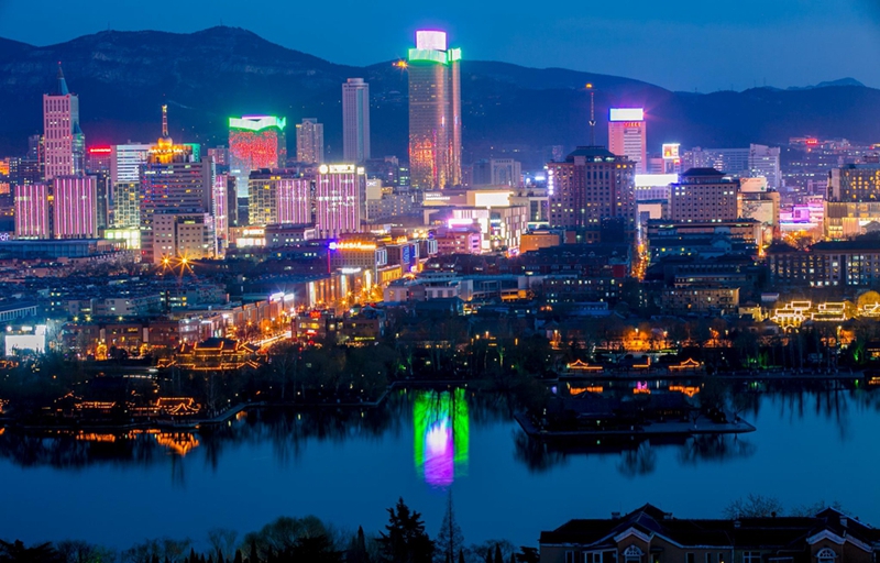Enjoy night view of Daming Lake in Jinan