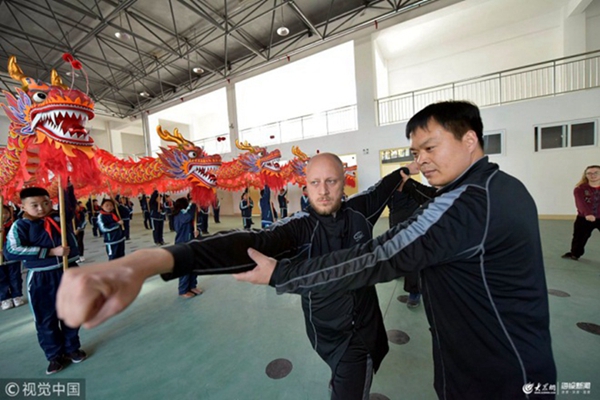 Expats experience traditional martial arts in Liaocheng