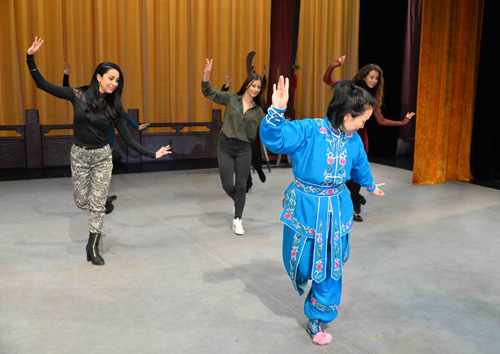Foreign artists experience Peking Opera in Qingdao