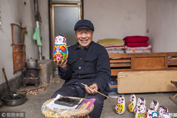 Folk artists make clay figurines in Binzhou