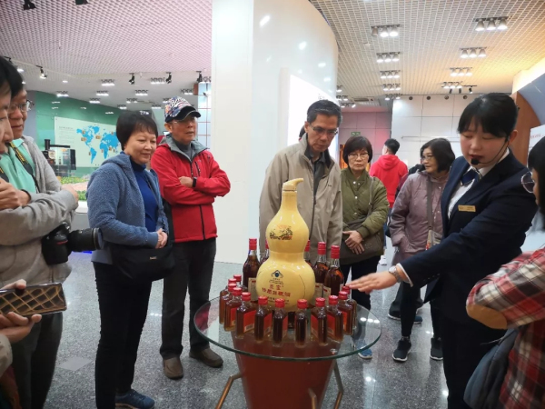 Singapore tourists sample Yantai's wine culture