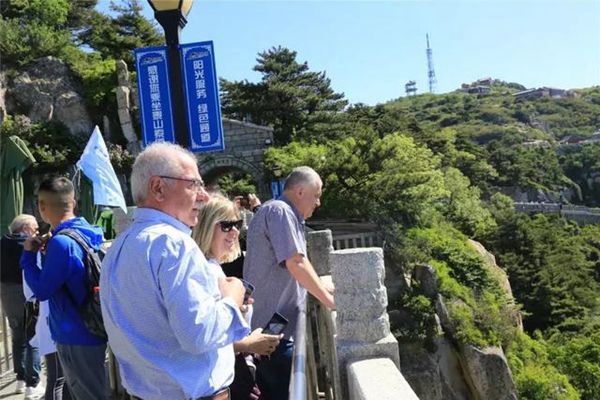 Guests from World Senior Tourism Congress visit Mount Tai