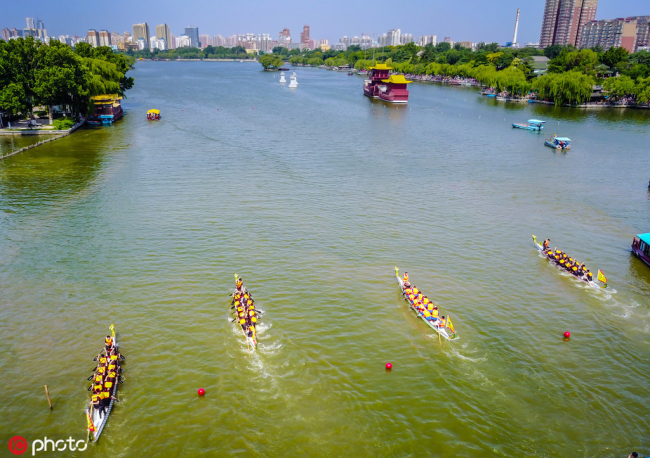 Daming Lake stages traditional dragon boat race