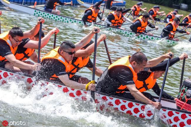 Daming Lake stages traditional dragon boat race